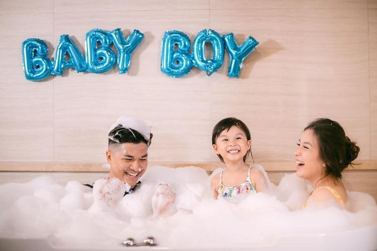 Mesra di Bathtub, 9 Artis Ini Pamer Saat Mandi Bareng Pasangan