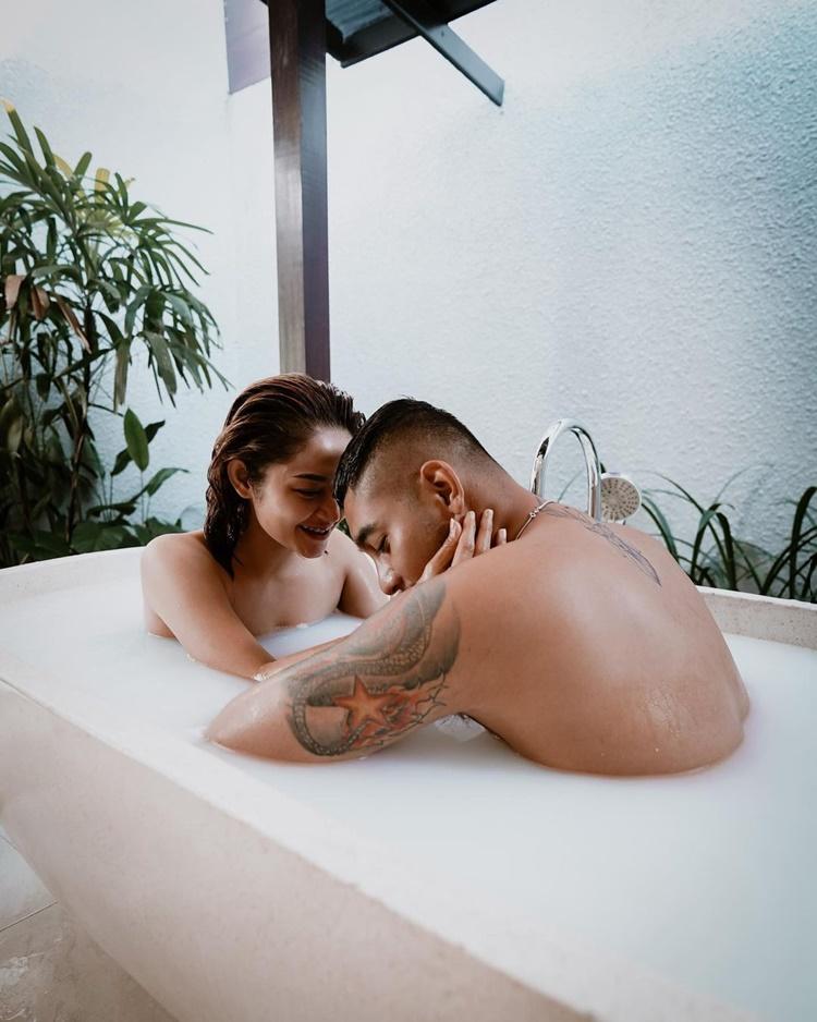 Mesra di Bathtub, 9 Artis Ini Pamer Saat Mandi Bareng Pasangan