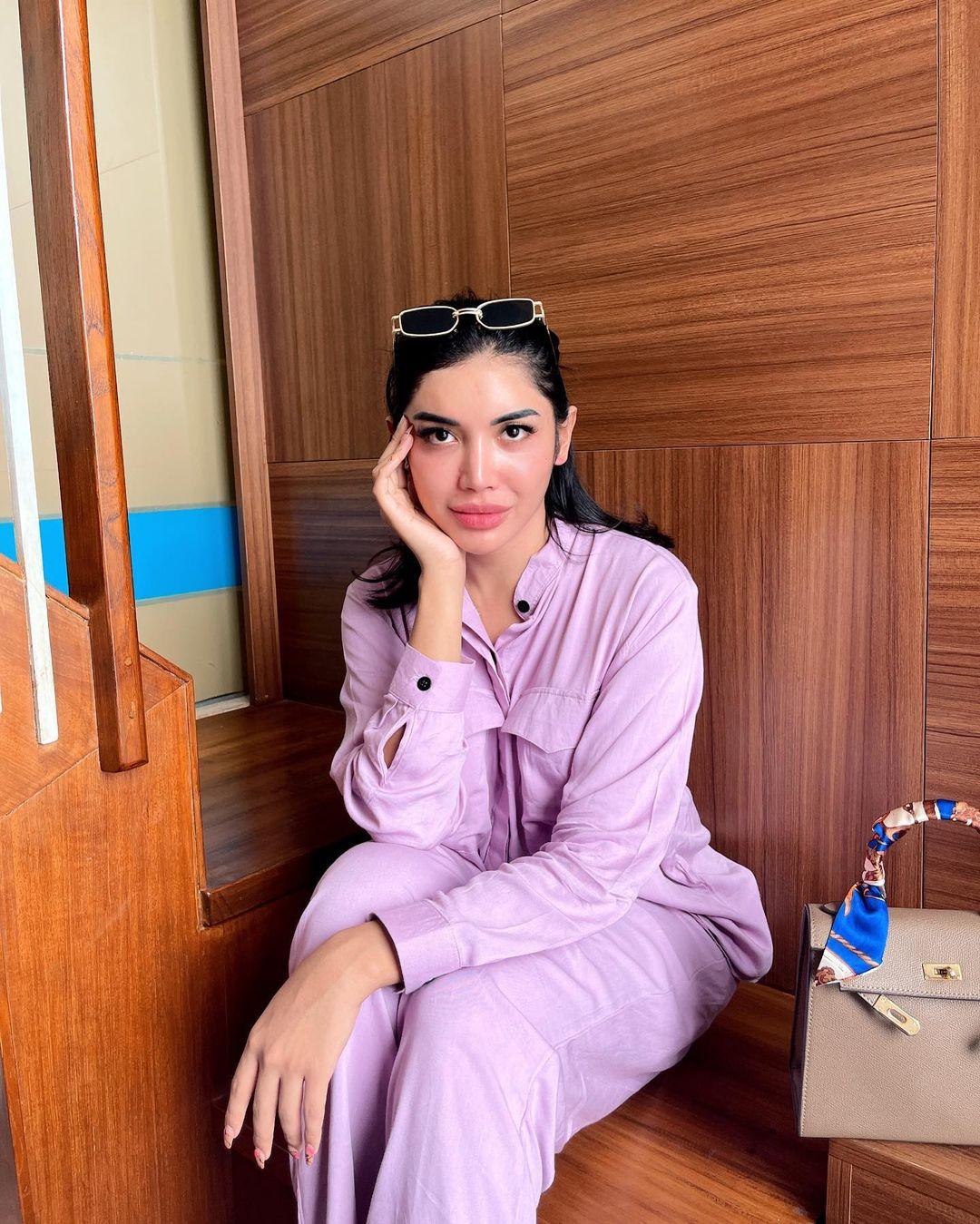 Gaya Millen Cyrus Setelah Rehabilitasi, Pakai Kebaya hingga Baju Seksi