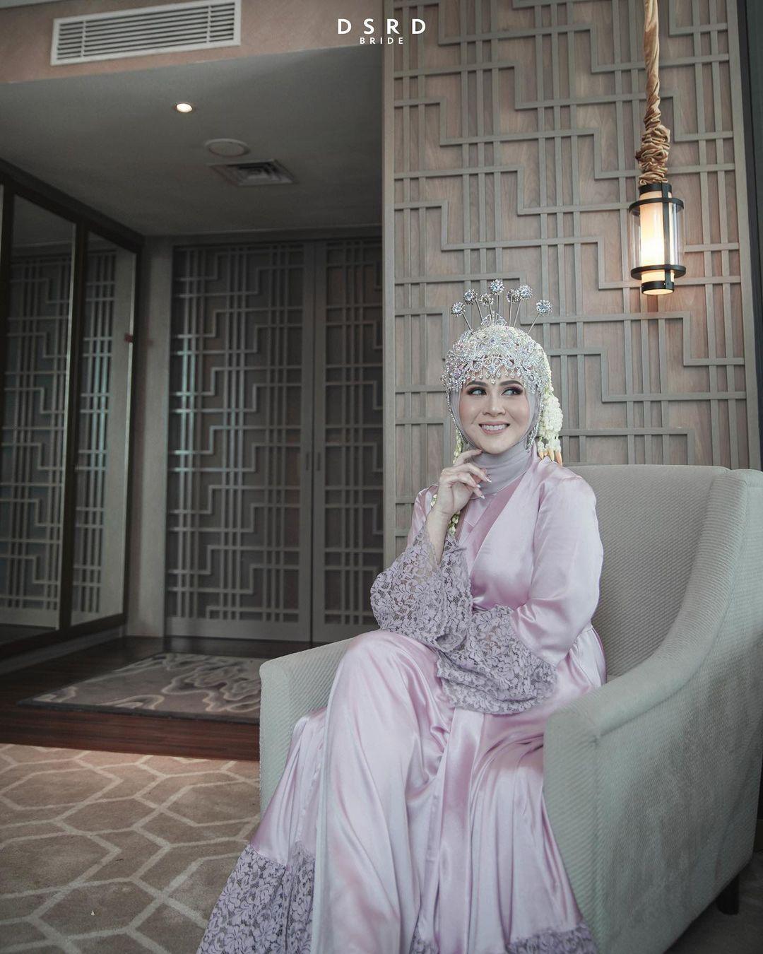 Detail Kebaya Pernikahan Kesha Ratuliu, Gaya Manis Balutan Adat Sunda