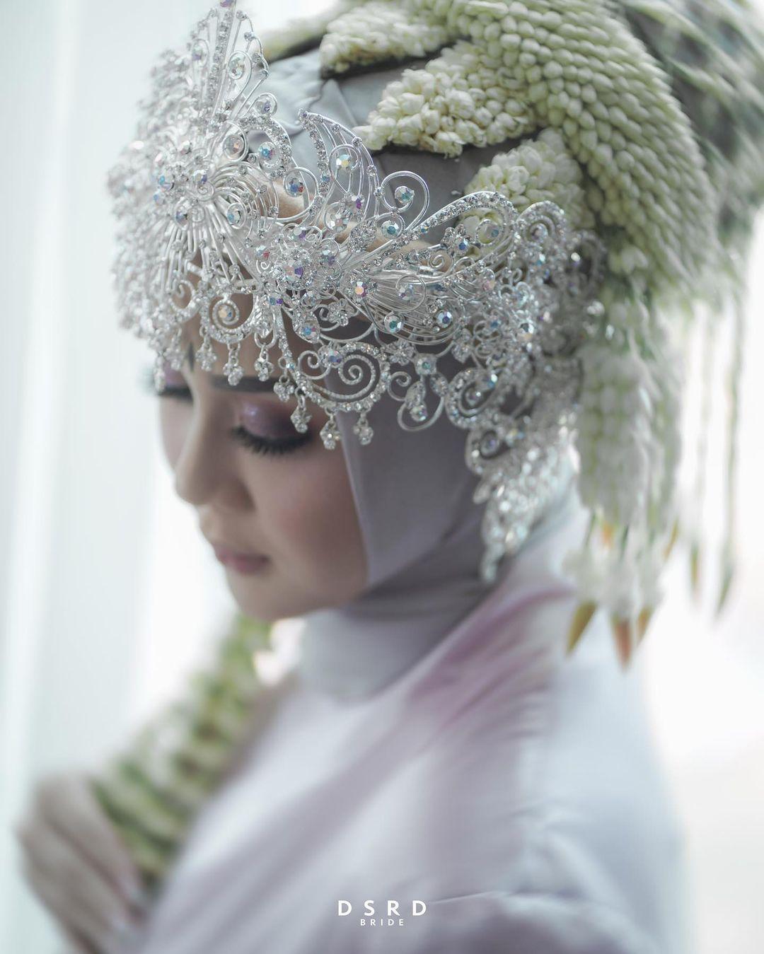 Detail Kebaya Pernikahan Kesha Ratuliu, Gaya Manis Balutan Adat Sunda