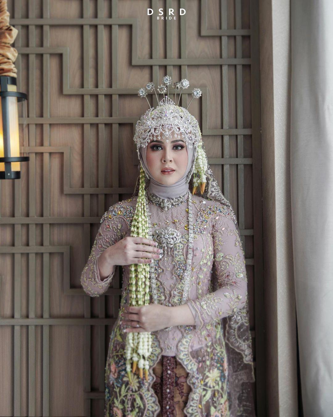 Detail Kebaya Pernikahan Kesha Ratuliu, Gaya Manis Balutan Adat Sunda
