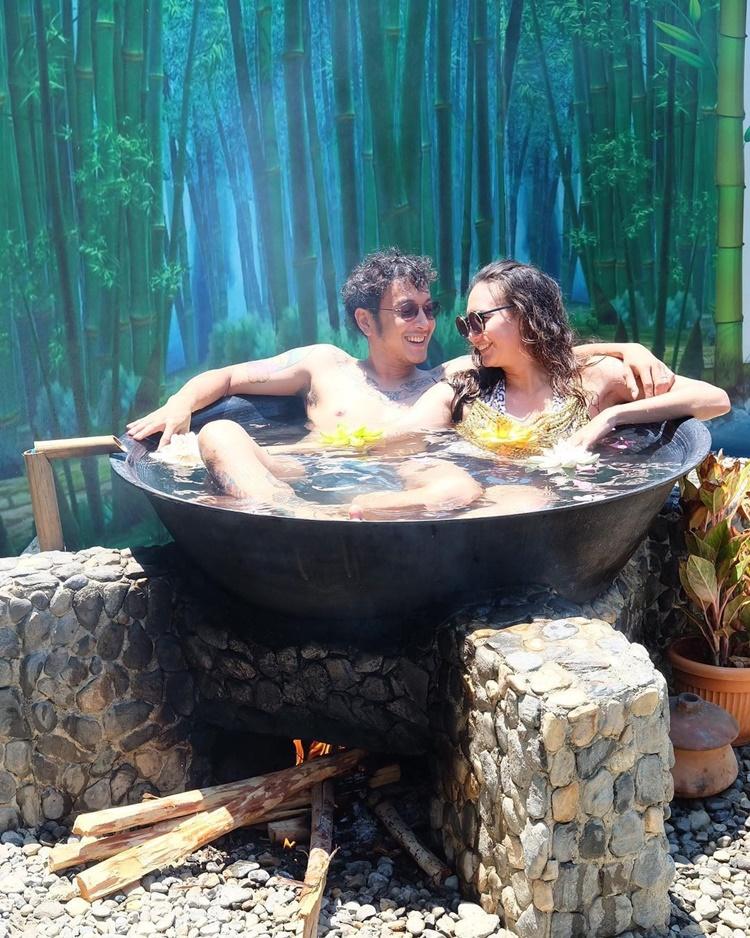 Mesra di Bathtub, 9 Artis Ini Pamer Saat Mandi Bareng Pasangan