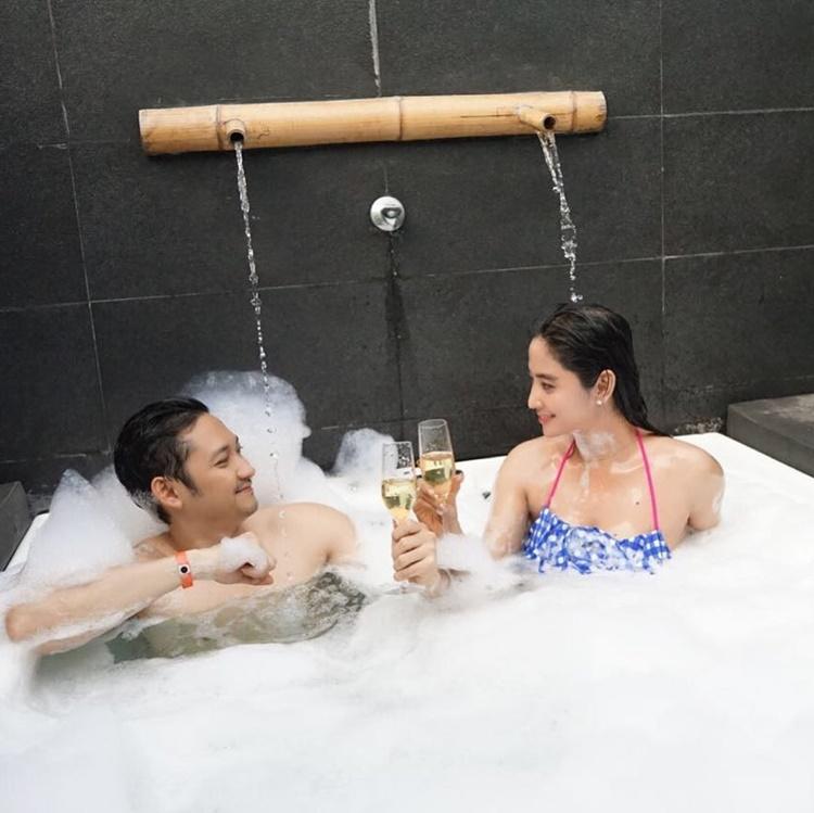 Mesra di Bathtub, 9 Artis Ini Pamer Saat Mandi Bareng Pasangan