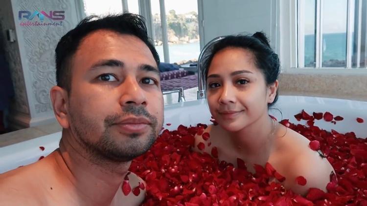 Mesra di Bathtub, 9 Artis Ini Pamer Saat Mandi Bareng Pasangan