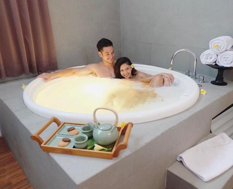 Mesra di Bathtub, 9 Artis Ini Pamer Saat Mandi Bareng Pasangan