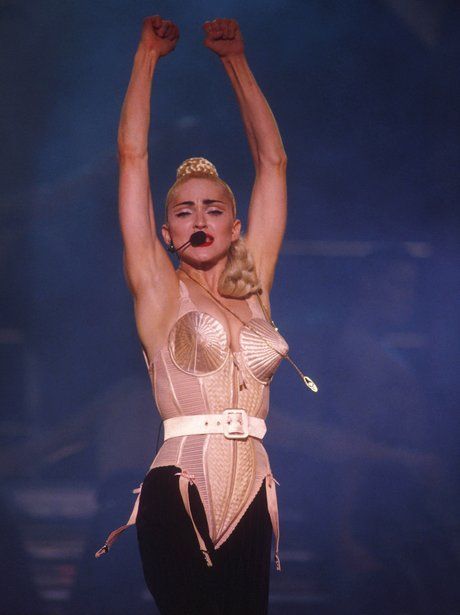 Deretan Penyanyi Hollywood dengan Gaya Panggung Ikonik di Tahun 90-an