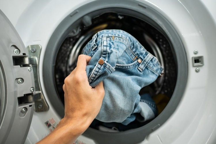 Cara Tepat Mencuci Pakaian Denim dengan Mesin Cuci