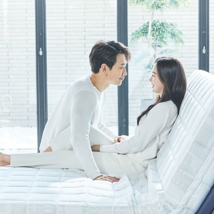 Makin Romantis! 10 Foto Terbaru Kim Tae Hee & Rain yang Jarang Disorot