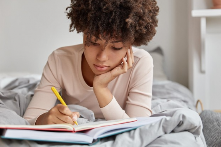 7 Manfaat Journaling Bagi Kesehatan Mental