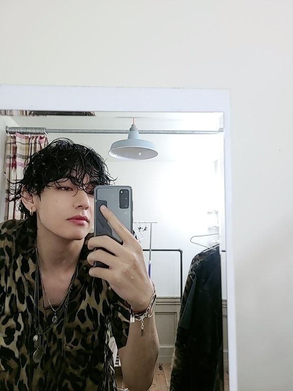 Hobi OOTD, Intip Gaya Keren V BTS Sambil Mirror Selfie