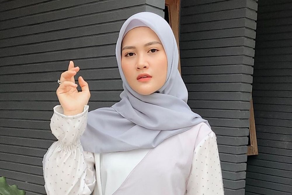 7 Potret Henny Rahman, Istri Zikri Daulay yang Putuskan Lepas Hijab  