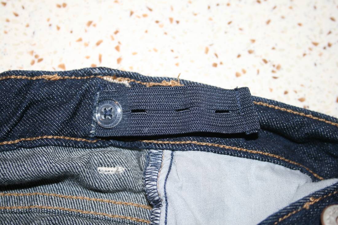 6 Cara Mengembalikan Bentuk Celana Jeans yang Melar