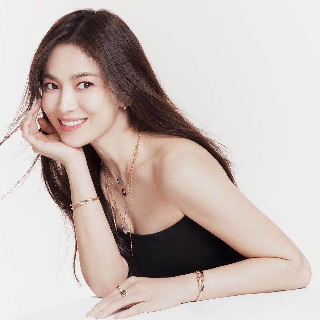 Song Hye Kyo's Sexy Style During Photoshoot, Still Beautiful and Happy!