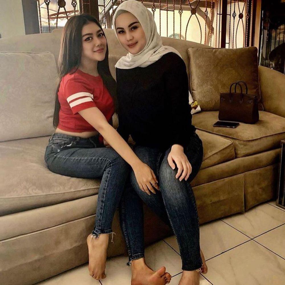 Gaya Artis Indonesia yang Jadi Istri Kedua, Sederhana hingga Glamor!