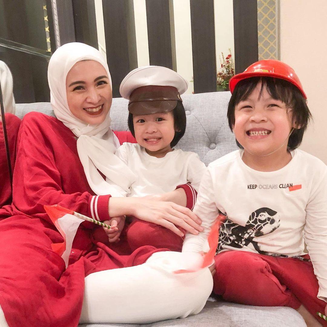 9 Potret Seleb Perempuan yang Kompak dengan Anak Lelakinya