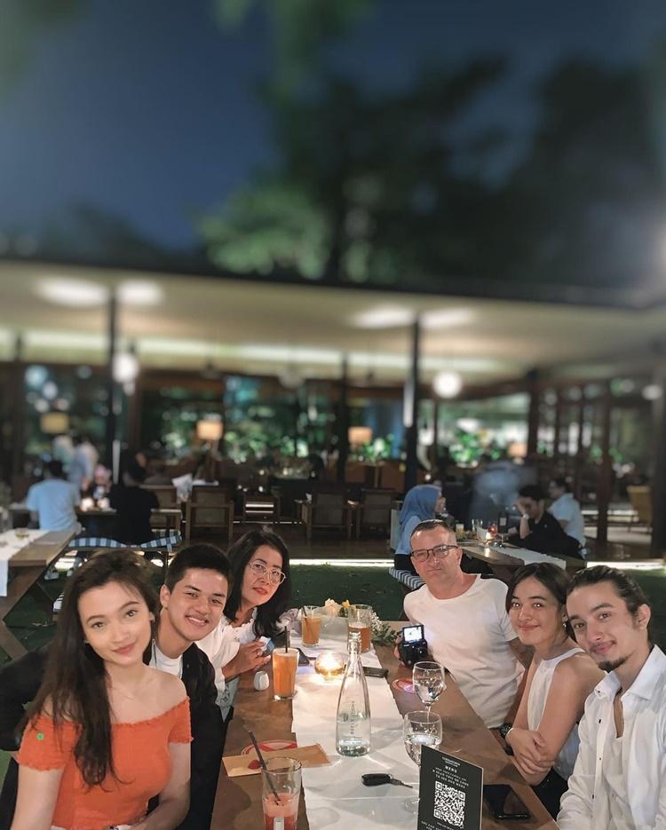 Sudah Direstui, 10 Artis Ini Tak Canggung Kumpul Bareng Keluarga Pacar