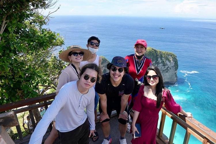 Sudah Direstui, 10 Artis Ini Tak Canggung Kumpul Bareng Keluarga Pacar