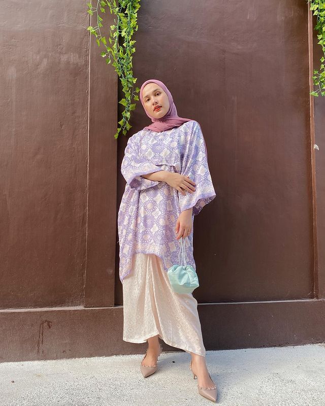 7 Inspirasi Gaya OOTD Warna Lilac untuk Perempuan Hijab