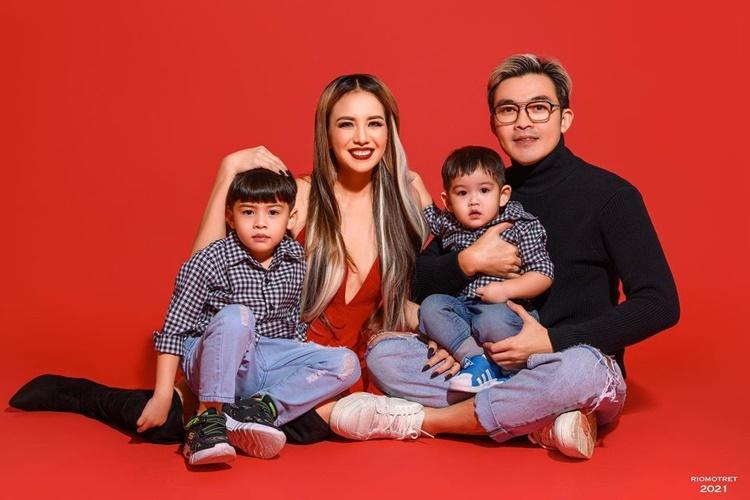 Diet Demi Suami, Ini 9 Potret Harmonis Rumah Tangga Tya Ariestya
