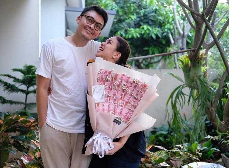 Diet Demi Suami, Ini 9 Potret Harmonis Rumah Tangga Tya Ariestya