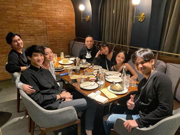Sudah Direstui, 10 Artis Ini Tak Canggung Kumpul Bareng Keluarga Pacar