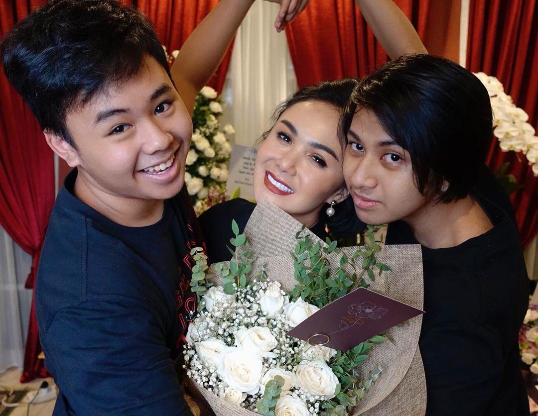 9 Potret Seleb Perempuan yang Kompak dengan Anak Lelakinya