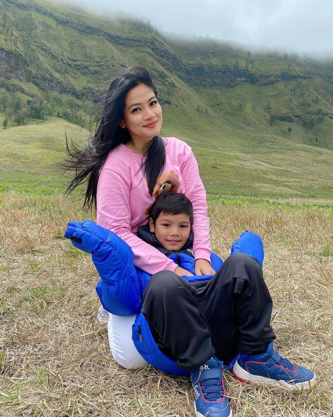 9 Potret Seleb Perempuan yang Kompak dengan Anak Lelakinya