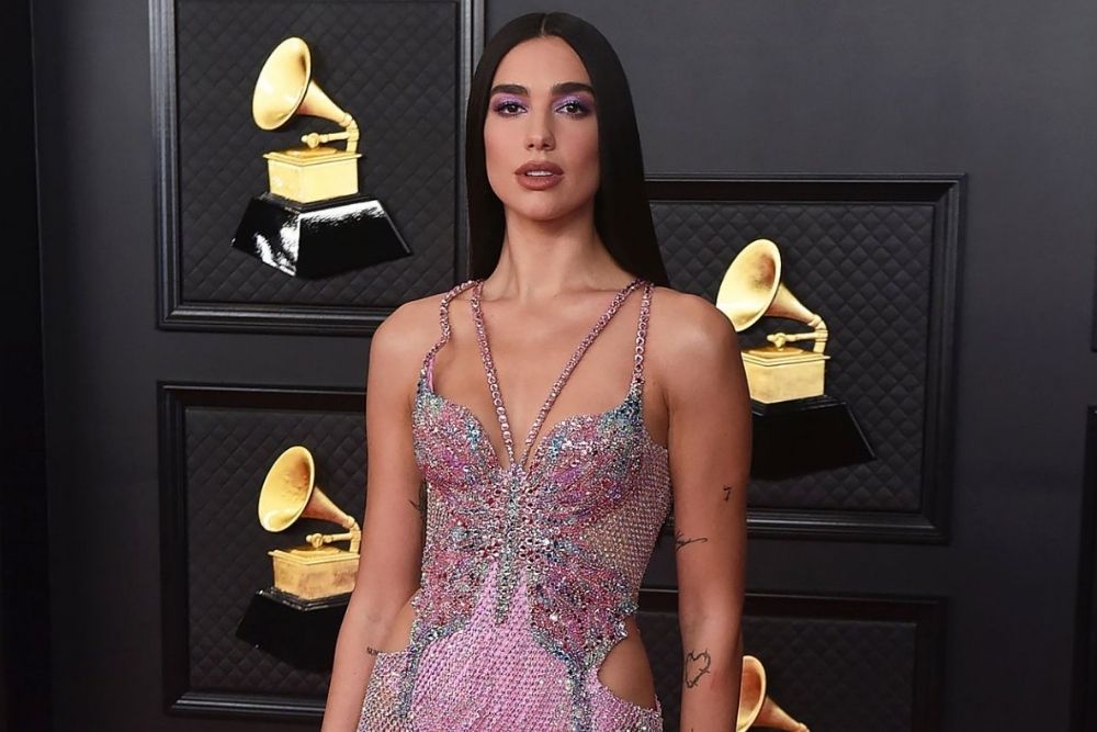 7. Glamour makeup look kian melengkapi Versace beaded gown yang Dua Lipa ke...