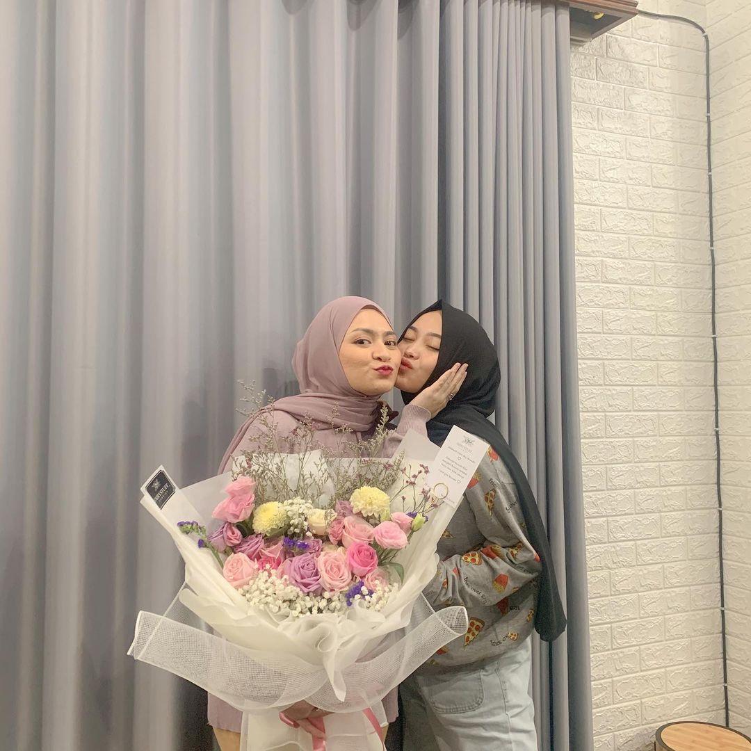 Gaya Kompak Artis Indonesia dengan Ibu Sambung, Layaknya Teman Sebaya!