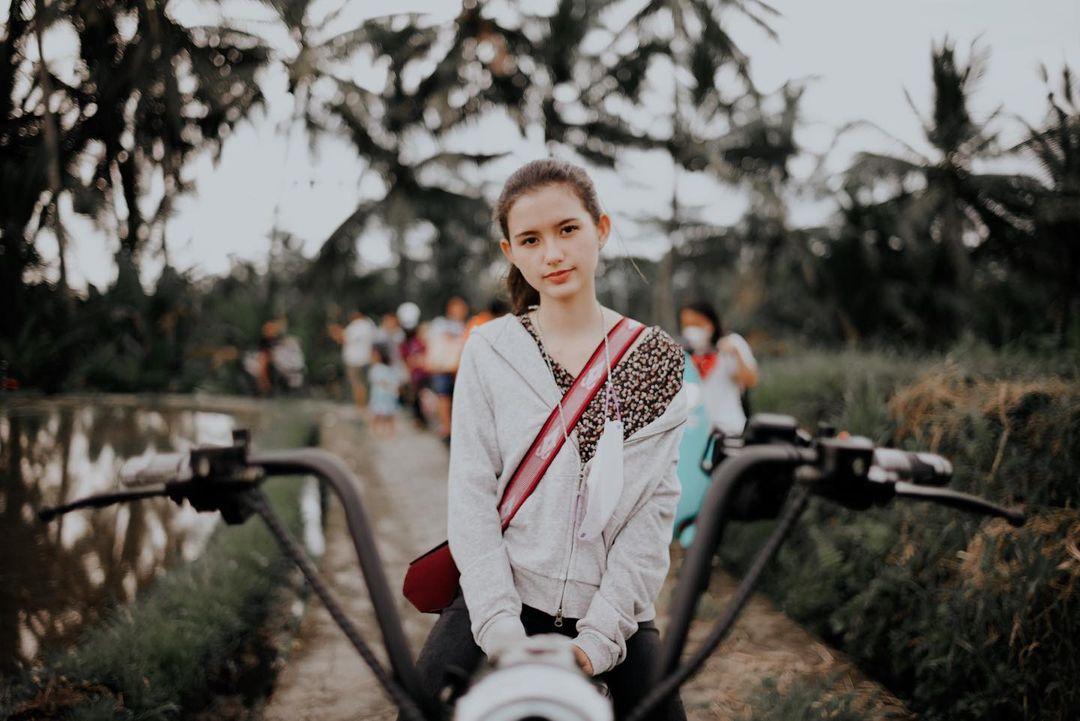 Pacaran Beda Agama, Ini 10 Fakta Sarah Menzel Kekasih Azriel