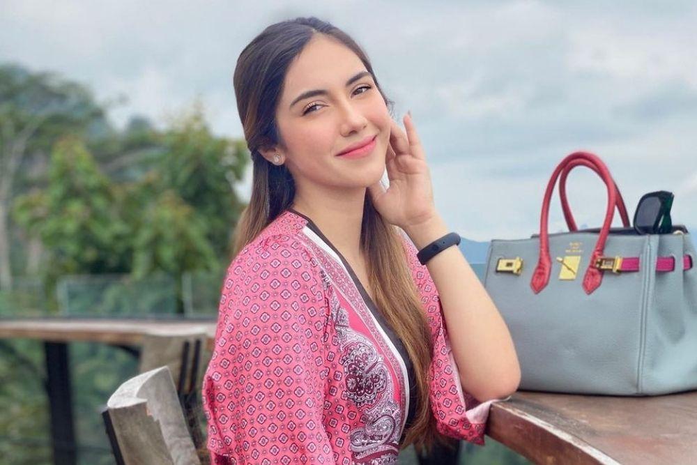 7 Pesona Seleb yang Dinikahi Pria Jauh Lebih Tua 