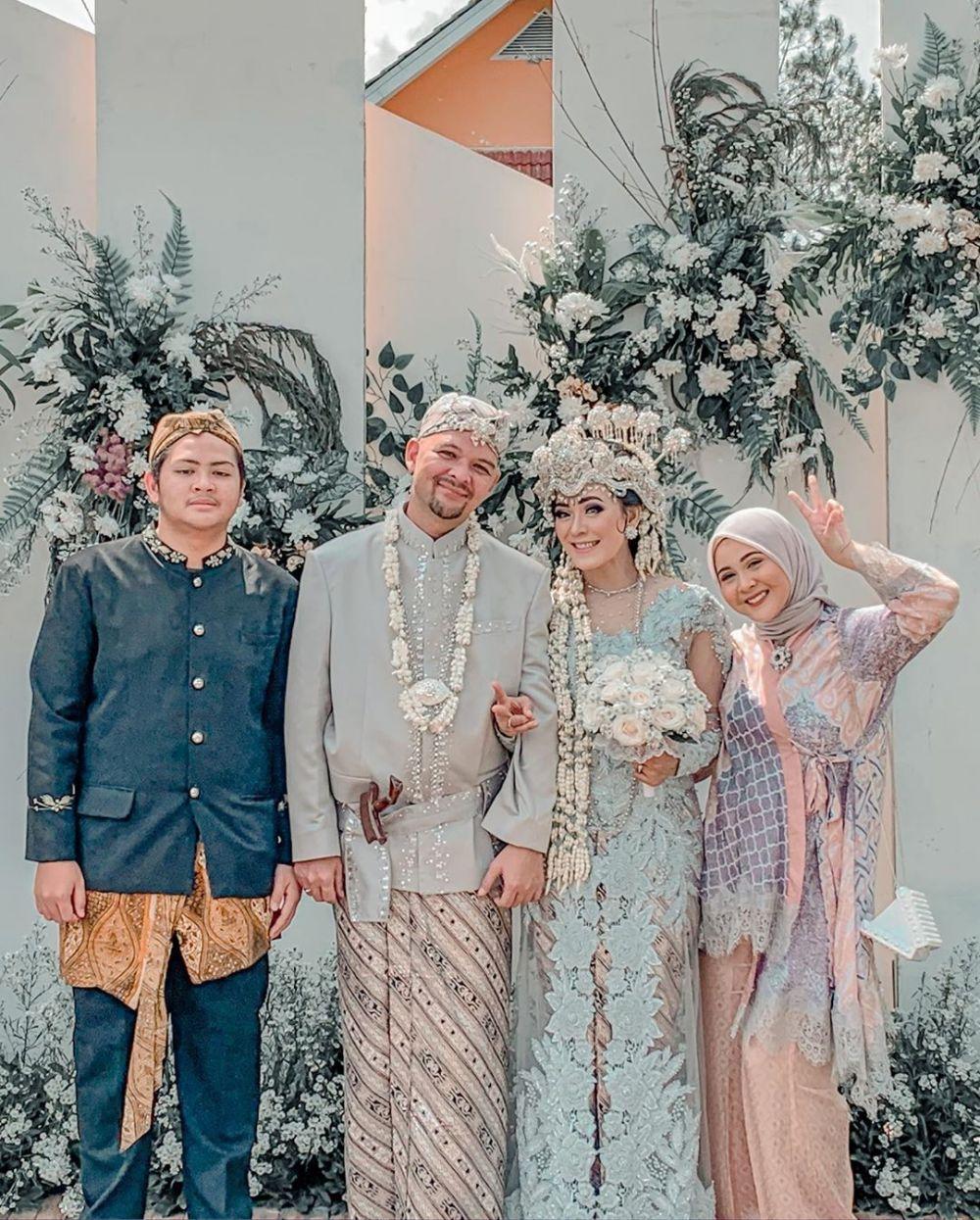 Gaya Kompak Artis Indonesia dengan Ibu Sambung, Layaknya Teman Sebaya!