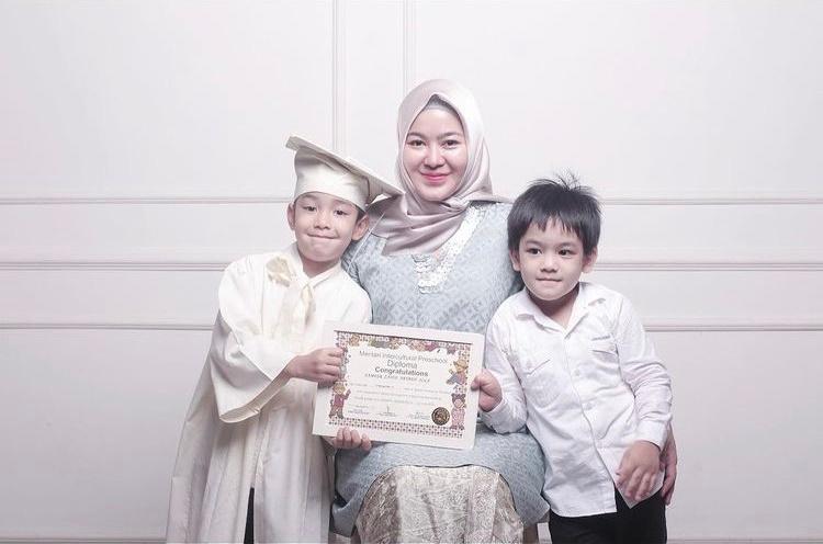 9 Fakta Sherrin Tharia, Mantan Istri Zumi Zola yang Kini Lepas Hijab