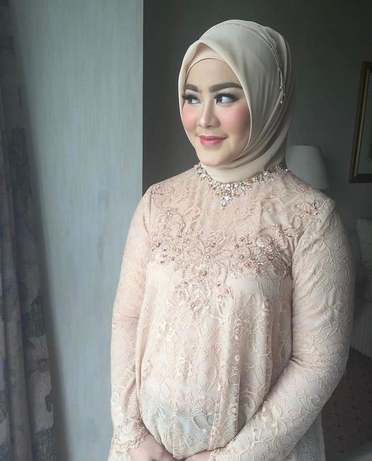 9 Fakta Sherrin Tharia, Mantan Istri Zumi Zola yang Kini Lepas Hijab