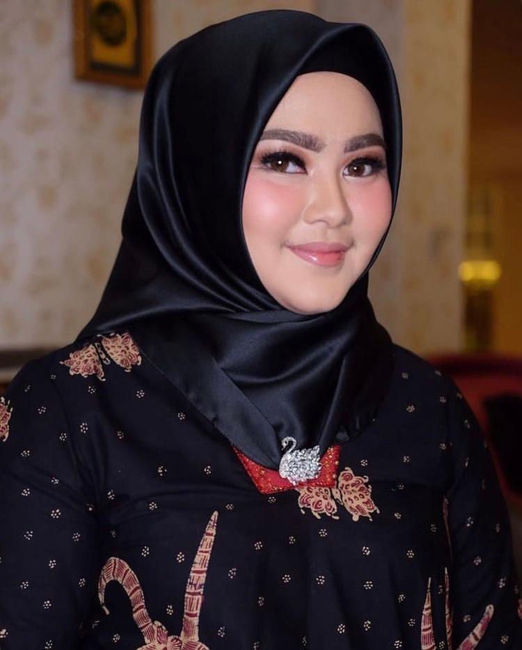 9 Fakta Sherrin Tharia, Mantan Istri Zumi Zola yang Kini Lepas Hijab