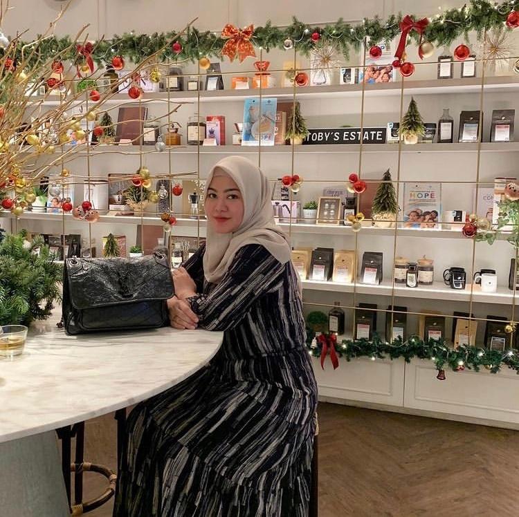 9 Fakta Sherrin Tharia, Mantan Istri Zumi Zola yang Kini Lepas Hijab