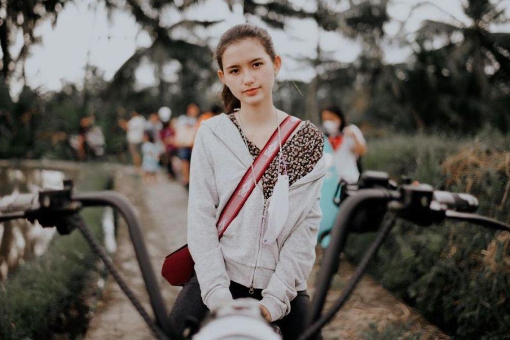 Miliki Kecantikan Alami, Intip Pesona Sarah Menzel Berpulaskan Makeup