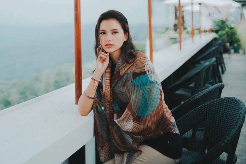 Miliki Kecantikan Alami, Intip Pesona Sarah Menzel Berpulaskan Makeup
