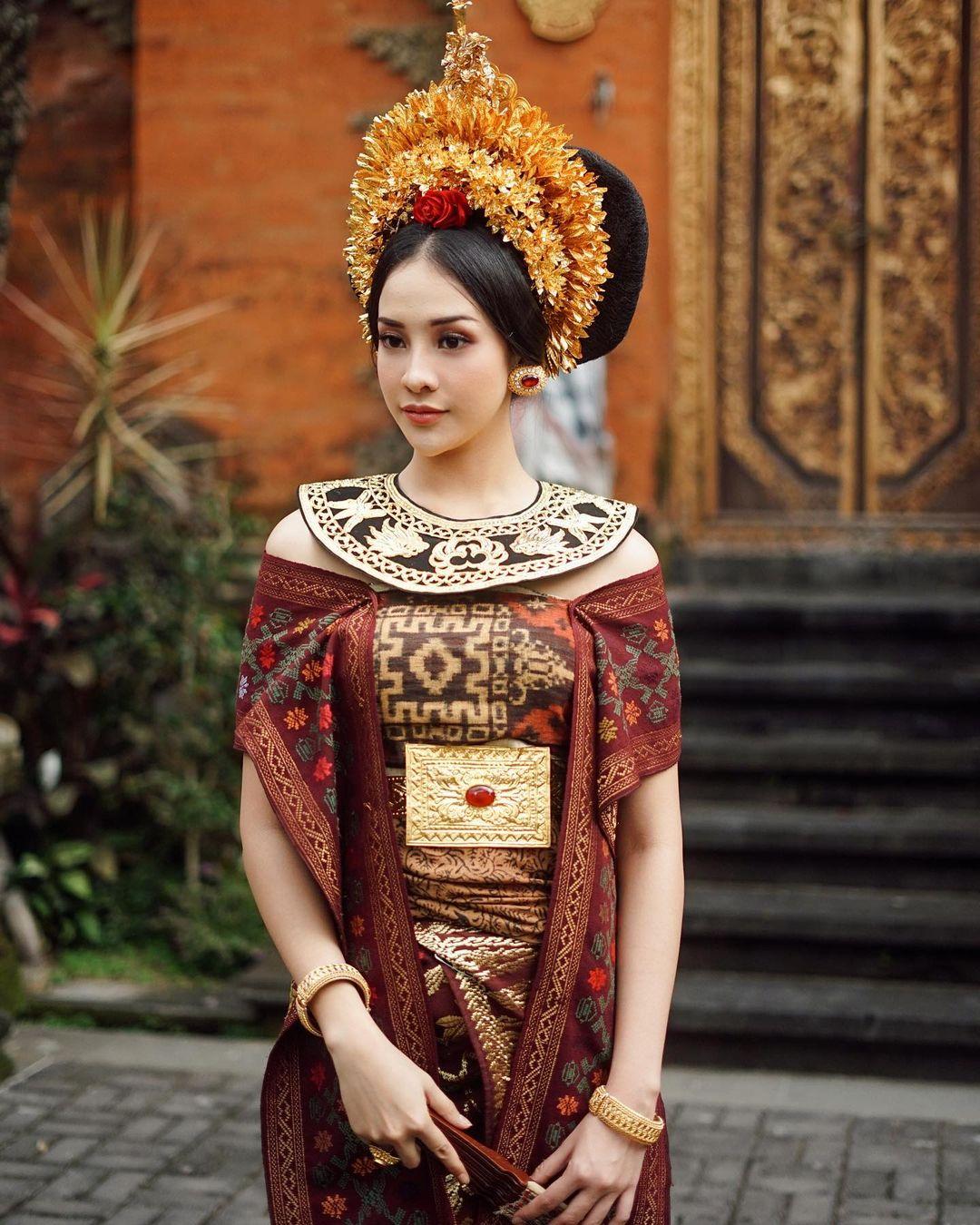 Intip Gaya Anya Geraldine saat Pakai Kebaya, Nggak Kalah Sensual!