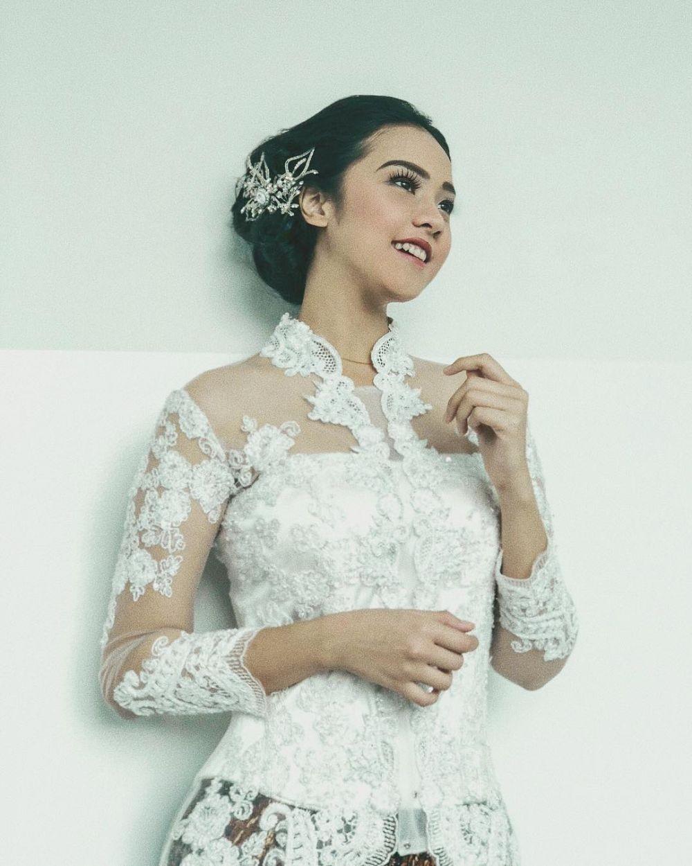 Intip Gaya Anya Geraldine saat Pakai Kebaya, Nggak Kalah Sensual!