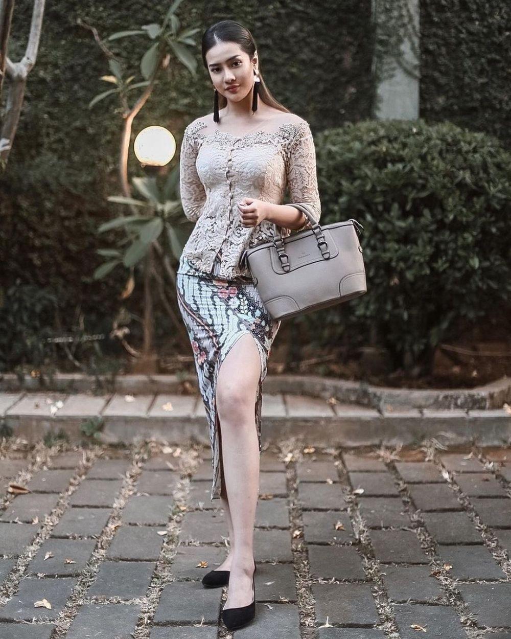 Intip Gaya Anya Geraldine saat Pakai Kebaya, Nggak Kalah Sensual!