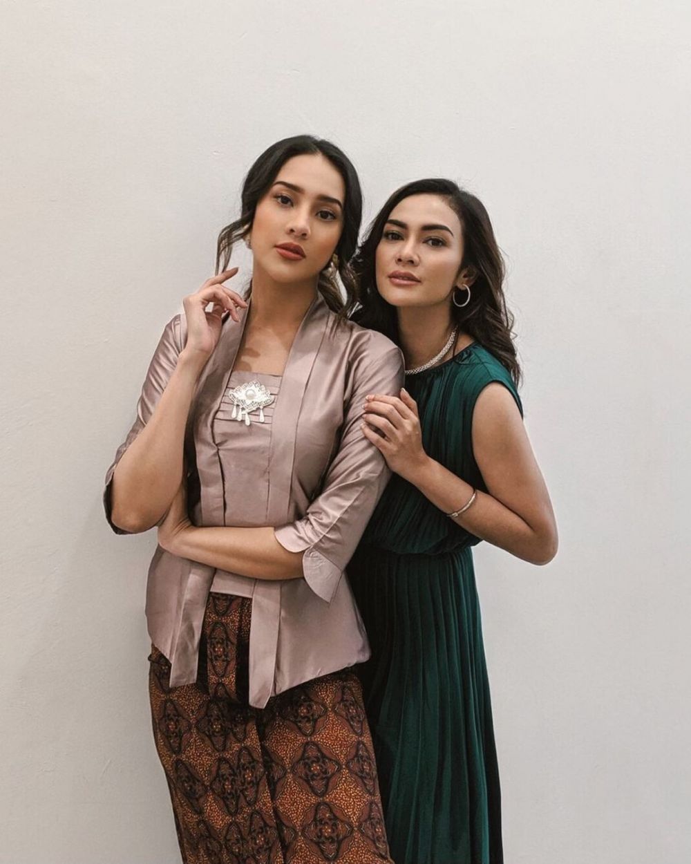 Gaya Anya Geraldine Saat Pakai Kebaya Nggak Kalah Sensual