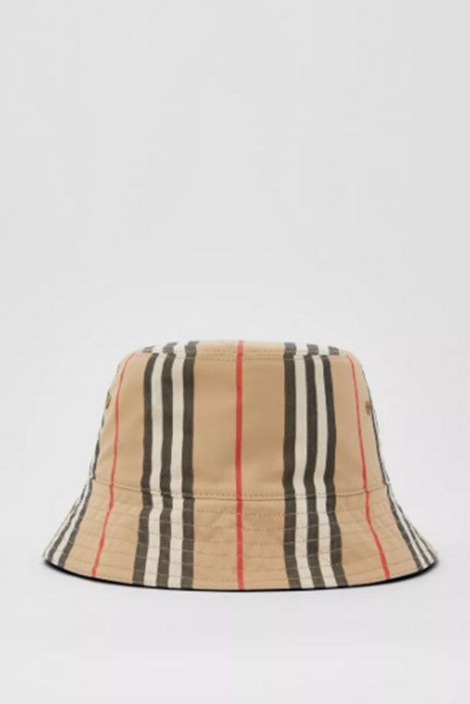 #PopbelaOOTD: Tampil Badai dengan Fancy Bucket Hat!