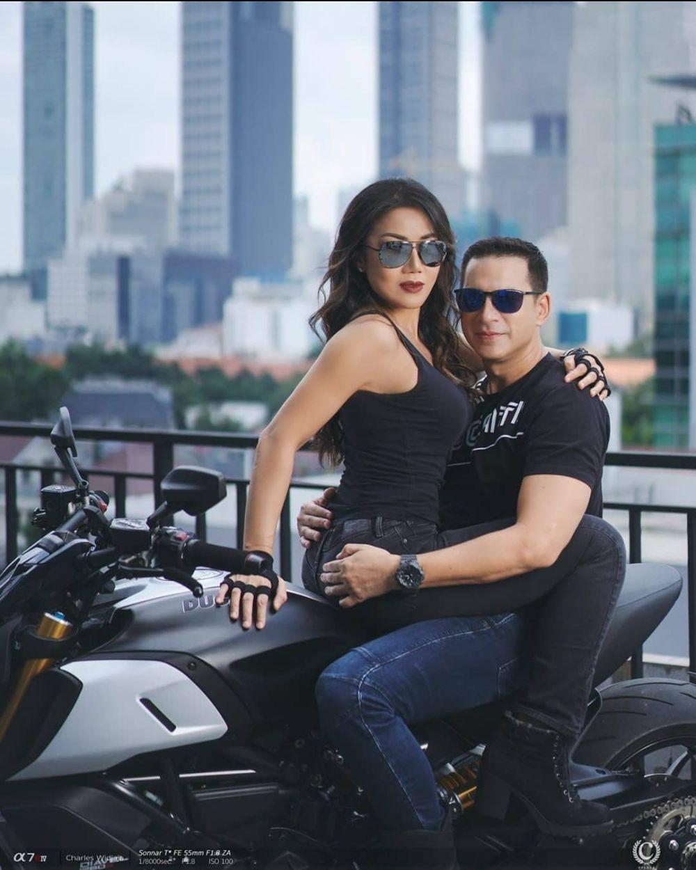 Mesra Banget! Intip 10 Momen Intim Artis Duduk di Pangkuan Suami
