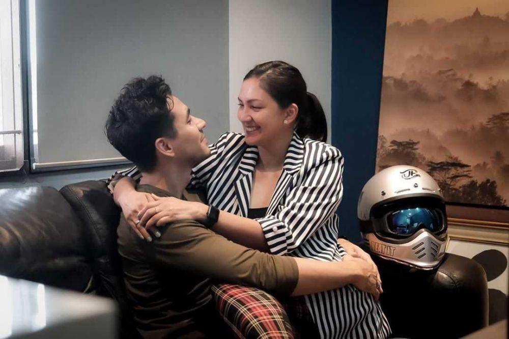 Mesra Banget! Intip 10 Momen Intim Artis Duduk di Pangkuan Suami