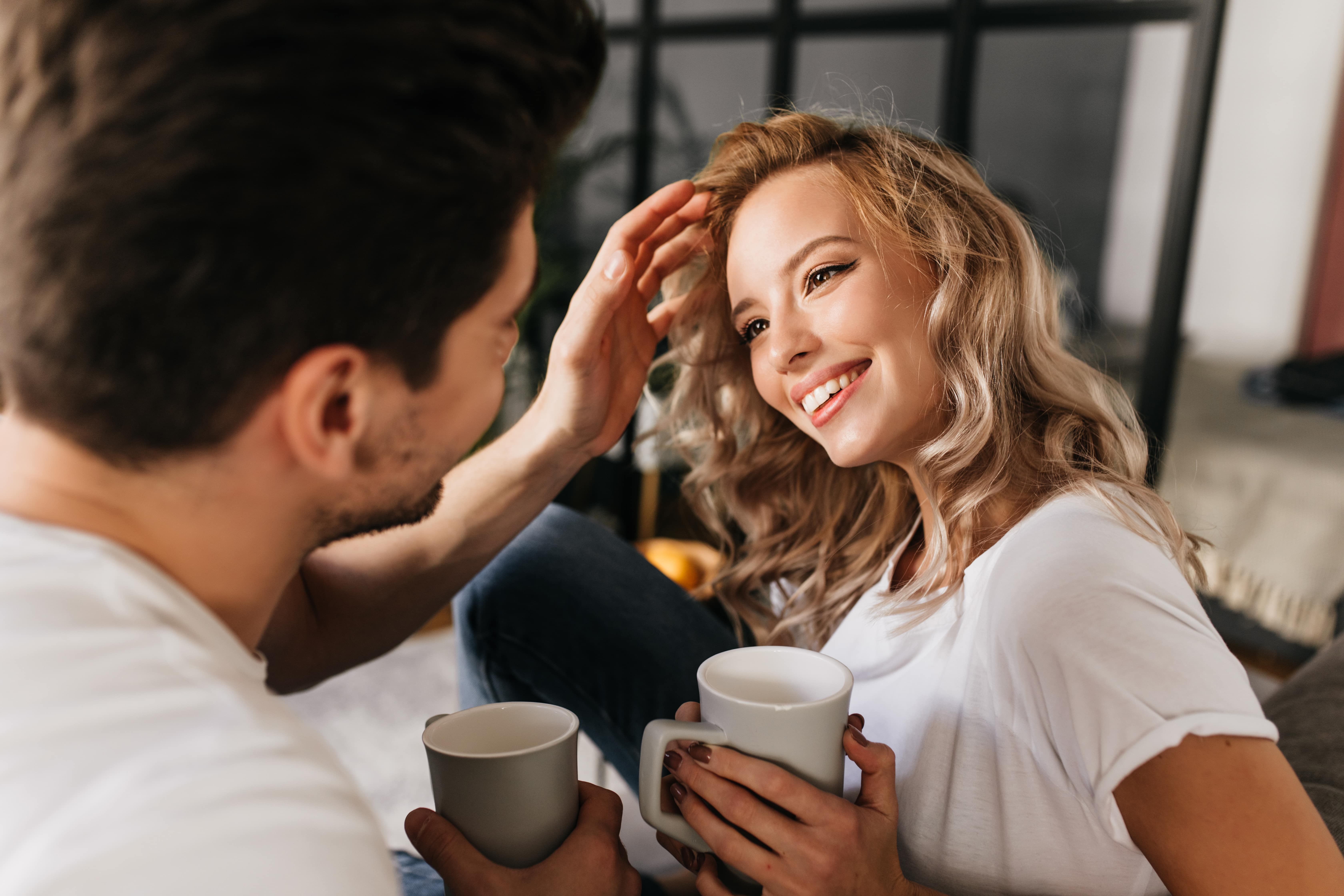 10 Tips Membangun Komunikasi yang Sehat dengan Pasangan
