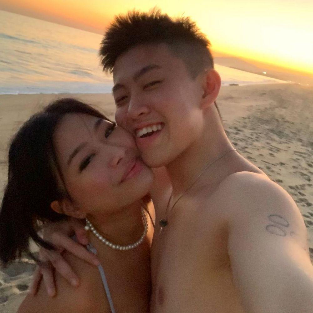 Langgeng Terus, Ini 9 Artis Pria yang Pacaran dengan Non Selebriti