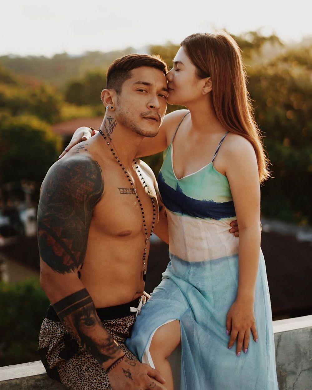 Langgeng Terus, Ini 9 Artis Pria yang Pacaran dengan Non Selebriti