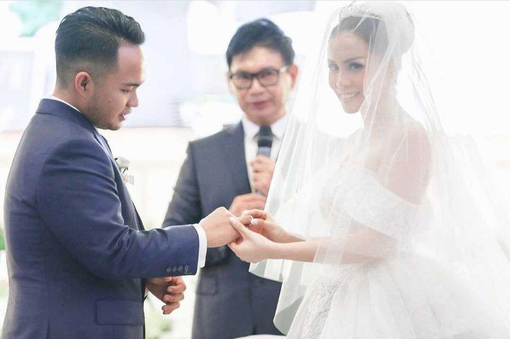 Syahdu! Ini 10 Potret Pemberkatan Nikah Pasangan Artis